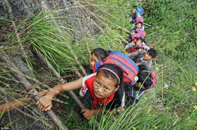 Kisah Bocah-bocah Bernyali! Bertaruh Nyawa ke Sekolah dengan Menuruni Tebing Setinggi 1.400 Meter Kisah Bocah-bocah Bernyali! Bertaruh Nyawa ke Sekolah dengan Menuruni Tebing Setinggi 1.400 Meter