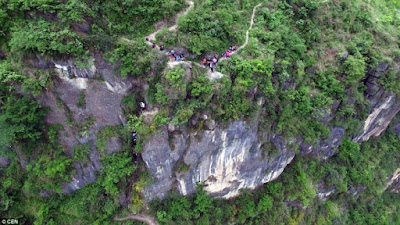 Kisah Bocah-bocah Bernyali! Bertaruh Nyawa ke Sekolah dengan Menuruni Tebing Setinggi 1.400 Meter Kisah Bocah-bocah Bernyali! Bertaruh Nyawa ke Sekolah dengan Menuruni Tebing Setinggi 1.400 Meter