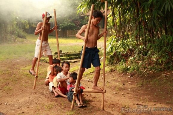 Permainan Tradisional Egrang Permainan Tradisional Egrang