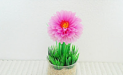Bunga dahlia dari sedotan plastik Bunga dahlia dari sedotan plastik