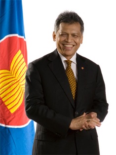 Dr. Surin Pitsuwan (Sekjen ASEAN keduabelas 2008-2012) Dr. Surin Pitsuwan (Sekjen ASEAN keduabelas 2008-2012)