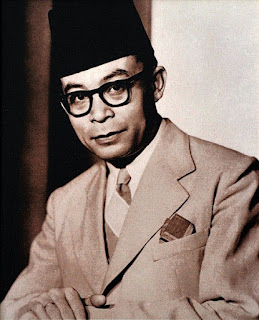 Drs. Moh Hatta (sebagai Wakil Ketua Panitia Sembilan)