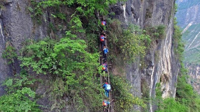 Kisah Bocah-bocah Bernyali! Bertaruh Nyawa ke Sekolah dengan Menuruni Tebing Setinggi 1.400 Meter Kisah Bocah-bocah Bernyali! Bertaruh Nyawa ke Sekolah dengan Menuruni Tebing Setinggi 1.400 Meter